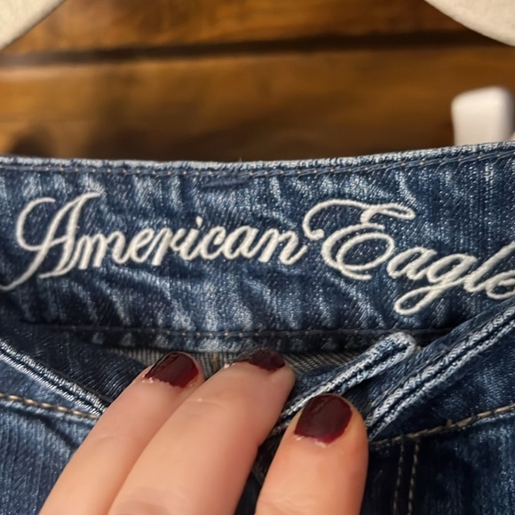 AMERICAN EAGLE Medium Wash 77 Straight Low Rise Distressed Jeans, Size 6, GUC. - Picture 3 of 8